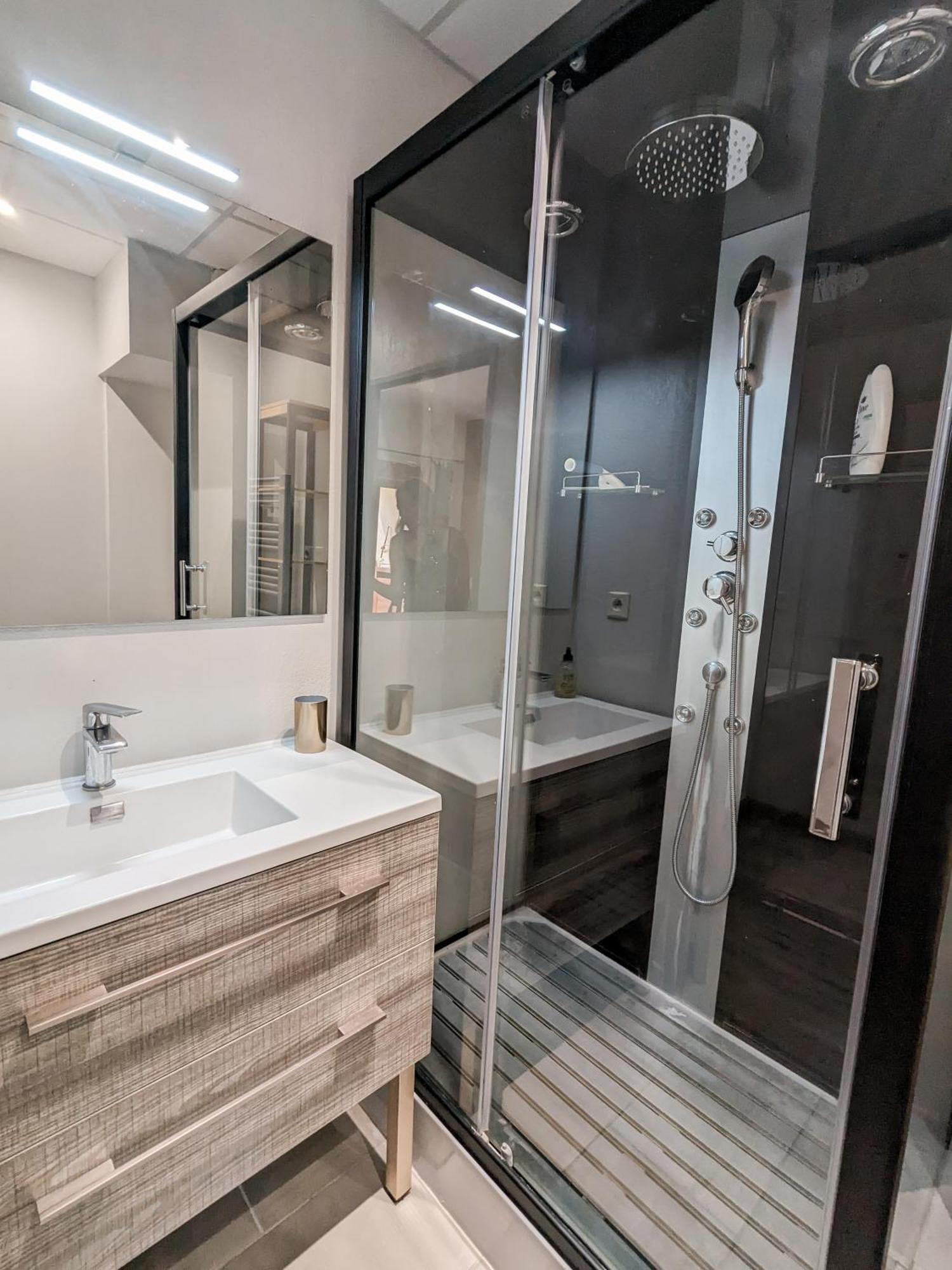 Appartement Moderne Central Avec Piscine, Garage Prive Et Terrasse Sud Uzes Bagian luar foto
